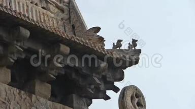古城门前的中国石拱和石狮。